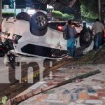 Camioneta fuera de control derriba parte de una vivienda en Managua Camioneta fuera de control derriba parte de una vivienda en Managua