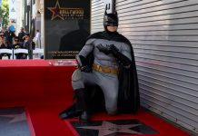 Batman se convierte en el primer superhéroe en el Paseo de la Fama de Hollywood Foto: Batman ha hecho historia al convertirse en el primer superhéroe/Cortesía