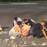 En China miles de billetes cayeron de un carro en movimiento: ¿Qué hizo la gente? Foto: Inesperado gesto en China /cortesía