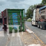 ¡Vivo de milagro! Tras volcarse camión a un lado de la carretera en Chontales Foto: ¡Vivo de milagro! Tras volcarse camión a un lado de la carretera de Juigalpa a Managua/TN8