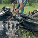 Motocicleta agarró fuego sobre la carretera que conduce hacia La Libertad, Juigalpa Foto: Motocicleta agarró fuego sobre la carretera que conduce hacia La Libertad, Juigalpa/ TN8