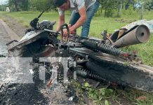 Motocicleta agarró fuego sobre la carretera que conduce hacia La Libertad, Juigalpa Foto: Motocicleta agarró fuego sobre la carretera que conduce hacia La Libertad, Juigalpa/ TN8