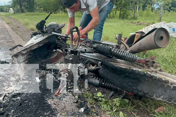 2 Foto: Motocicleta agarró fuego sobre la carretera que conduce hacia La Libertad, Juigalpa/ TN8