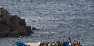 Foto: Rescate en Canarias: buscan a 48 migrantes desaparecidos tras volcadura de barca