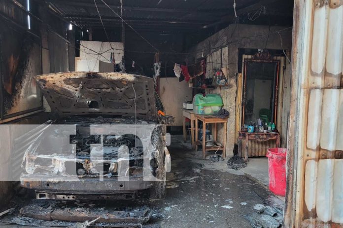 Foto: Familia casi pierde la vida en incendio provocado por vehículo en mal estado Foto: Familia casi pierde la vida en incendio provocado por vehículo en mal estado