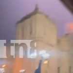 La histórica Basílica Catedral de León es golpeada por un brutal rayo Foto: La Basílica Catedral de León sufre el impacto de un rayo, monumento clave de Nicaragua / TN8