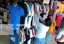 Banda de gancheras se “pelan” una docena de camisetas en El Oriental Foto: Gancheras aseguran su aguinaldo con robo en El Oriental /TN8