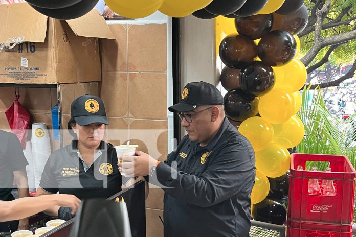 Foto:Inauguración de la nueva sucursal de Sopas Calixto fue un éxito total, centenares de personas que llegaron a disfrutar de su deliciosa sopa/TN8