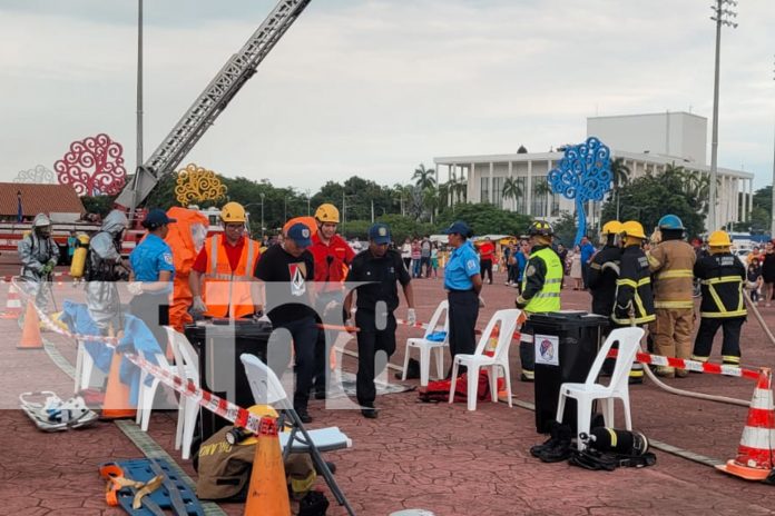 Foto: Grandiosa exhibición de los Bomberos Unidos en el Paseo de los Estudiantes, con camiones y trajes de emergencia/TN8 Foto: Grandiosa exhibición de los Bomberos Unidos en el Paseo de los Estudiantes, con camiones y trajes de emergencia/TN8
