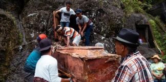 Ritual en Indonesia: sacan cuerpos de tumbas para homenajear a sus ancestros
