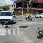 Dos carros y dos motos protagonizan aparatoso choque en Linda Vista Foto: Choque entre carros y motos en sector de Linda Vista, Managua / TN8