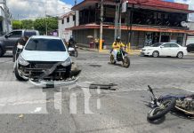 Dos carros y dos motos protagonizan aparatoso choque en Linda Vista Foto: Choque entre carros y motos en sector de Linda Vista, Managua / TN8