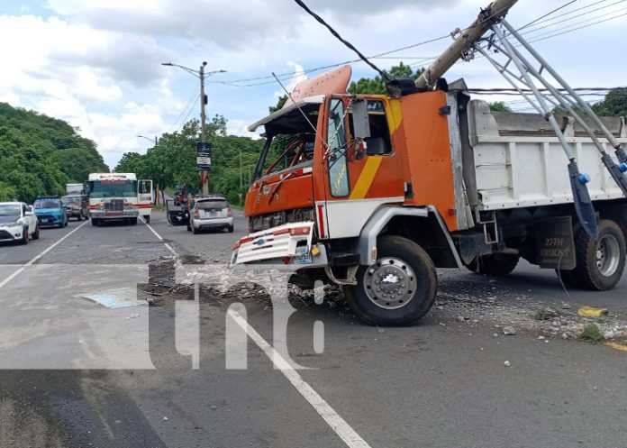 Foto: Choque de camión con poste de tendido eléctrico en Managua / TN8 Foto: Choque de camión con poste de tendido eléctrico en Managua / TN8