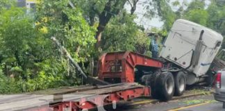 Foto: Descontrol de una rastra provoca accidente en Carretera Sur / TN8