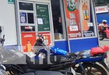 Ladrón se lanza contra vidrio en una tienda de conveniencia en Managua Foto: Joven inhalante de pega quiso robar en una tienda de conveniencia en el sector de El Zumen, Managua / TN8