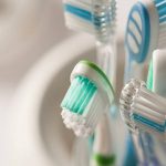 ¡Alerta! Descubren más de 600 virus en cepillos de dientes Foto: 600 tipos diferentes de virus en muestras tomadas de cabezales de ducha y cepillos/Cortesía