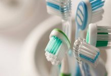 ¡Alerta! Descubren más de 600 virus en cepillos de dientes Foto: 600 tipos diferentes de virus en muestras tomadas de cabezales de ducha y cepillos/Cortesía