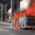 Tailandia: Autobús escolar se estrella y se incendia Foto: Accidente fatal en Tailandia: Autobús escolar se estrella y se incendia