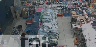 Foto: Robo captado en cámaras: joven sustrae pantalones en tienda de Juigalpa/TN8