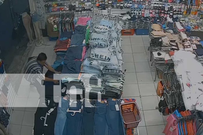 1 Foto: Robo captado en cámaras: joven sustrae pantalones en tienda de Juigalpa/TN8