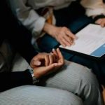 Mamá sobreprotectora acompaña a su hijo a entrevista laboral y pierde el trabajo Foto: Entrevista de trabajo termina mal /cortesía