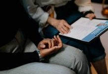 Mamá sobreprotectora acompaña a su hijo a entrevista laboral y pierde el trabajo Foto: Entrevista de trabajo termina mal /cortesía
