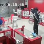 «Lacras» en Costa Rica rompen puerta y roban una tienda de celulares Foto: Asalto en Costa Rica /cortesía