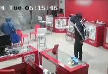 «Lacras» en Costa Rica rompen puerta y roban una tienda de celulares Foto: Asalto en Costa Rica /cortesía