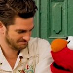 Andrew Garfield reflexiona sobre el duelo en emotiva charla con Elmo Foto: Andrew Garfield reflexiona sobre el duelo en emotiva charla con Elmo/ Cortesía