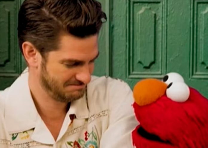 1 Foto: Andrew Garfield reflexiona sobre el duelo en emotiva charla con Elmo/ Cortesía