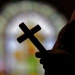 ¡Investigan! Dos sacerdotes católicos acusados por malversación de fondos Foto: dos sacerdotes católicos y cinco propietarios de clubes nocturnos/Cortesía