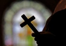 ¡Investigan! Dos sacerdotes católicos acusados por malversación de fondos Foto: dos sacerdotes católicos y cinco propietarios de clubes nocturnos/Cortesía