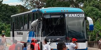Foto: Pasajeros ven la muerte de cerca tras brutal choque entre bus y cisterna en Diriomo/TN8