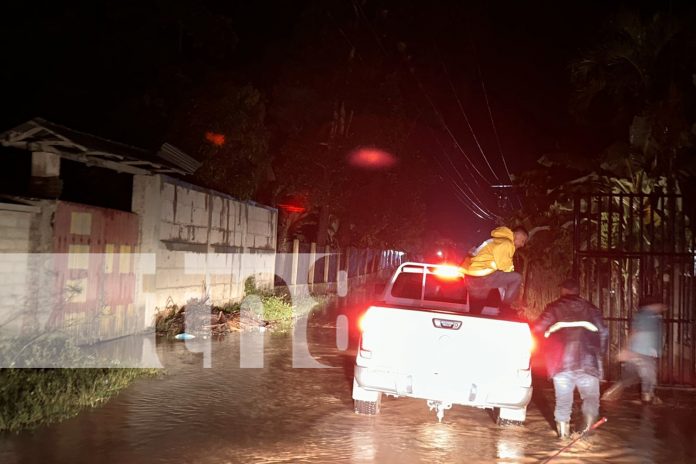 Foto: Bomberos y COMUPRED asisten a familias afectadas por las fuertes lluvias en Jalapa. Se reportan viviendas anegadas y daños en el casco urbano/TN8 Foto: Bomberos y COMUPRED asisten a familias afectadas por las fuertes lluvias en Jalapa. Se reportan viviendas anegadas y daños en el casco urbano/TN8