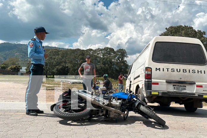Foto: Un giro en U provocó un choque entre un microbús y una motocicleta en el sector 7 de Jalapa. La policía ya investiga el accidente/TN8 Foto: Un giro en U provocó un choque entre un microbús y una motocicleta en el sector 7 de Jalapa. La policía ya investiga el accidente/TN8