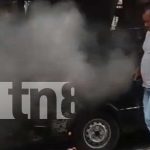 Camioneta se incendia en barrio San Judas; el humo desata pánico entre vecinos Foto: Una camioneta se incendia en el barrio San Judas, vecinos intentan sofocar las llamas con agua y tierra. Afortunadamente, no hubo heridos/TN8