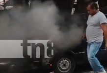 Camioneta se incendia en barrio San Judas; el humo desata pánico entre vecinos Foto: Una camioneta se incendia en el barrio San Judas, vecinos intentan sofocar las llamas con agua y tierra. Afortunadamente, no hubo heridos/TN8