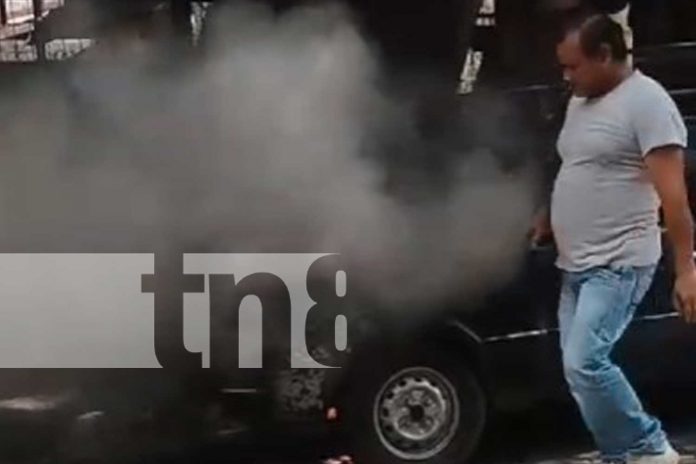 Foto: Una camioneta se incendia en el barrio San Judas, vecinos intentan sofocar las llamas con agua y tierra. Afortunadamente, no hubo heridos/TN8 Foto: Una camioneta se incendia en el barrio San Judas, vecinos intentan sofocar las llamas con agua y tierra. Afortunadamente, no hubo heridos/TN8