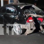 Poste 1 – Carro 0: El resultado de competir como en las películas en Managua Foto:¿Rapido y Furioso en Managua? Carrera ilegal termina en choque brutal contra poste y parada de buses , 3 motociclistas en el hospital/TN8