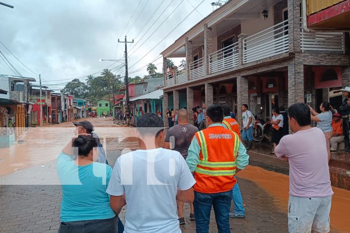 Foto: Autoridades y población se activan para la limpieza tras una hora de lluvias intensas que provocaron inundaciones en Santo Domingo/TN8 Foto: Autoridades y población se activan para la limpieza tras una hora de lluvias intensas que provocaron inundaciones en Santo Domingo/TN8