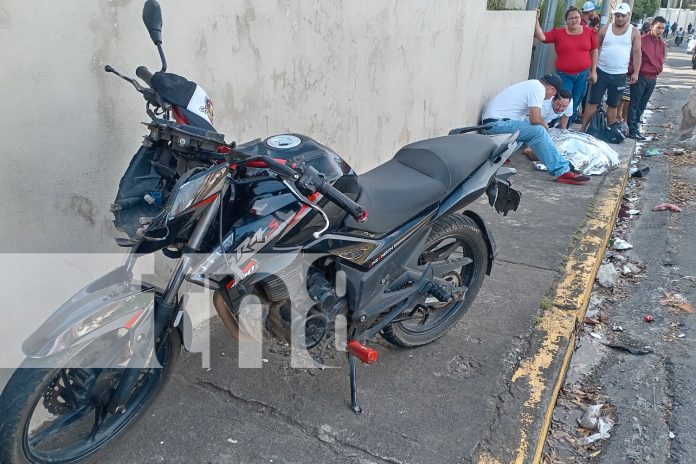 Foto: Un motociclista perdió la vida al chocar fuertemente contra un poste cerca de la rotonda El Periodista en Managua/TN8