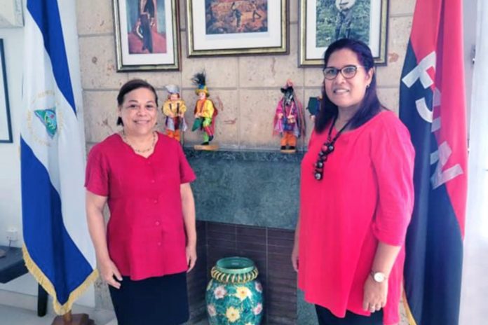 Foto: Doctora Miladys Castillo recibe homenaje por su labor en