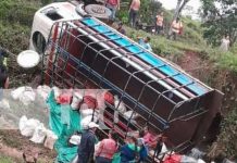 Más de doce personas lesionadas tras el vuelco de un camión en El Rama Foto: Camión queda volcado en El Rama /TN8