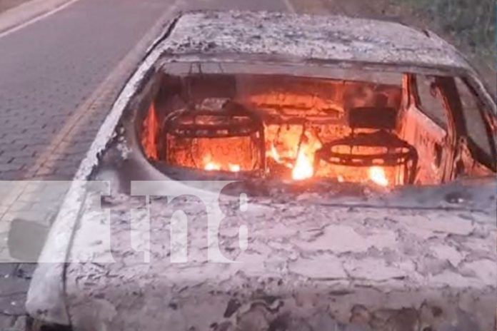 2 Foto: Carro arde en llamas y queda vuelto cenizas en la Isla de Ometepe/ TN8