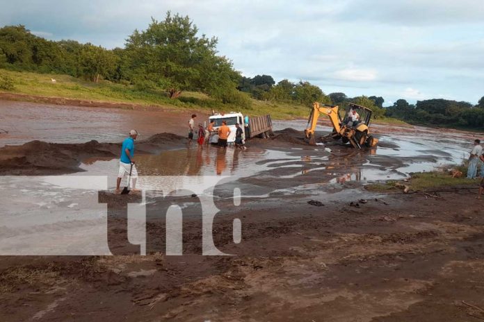 Foto: Un camión quedó varado en Nandaime tras la crecida del arroyo. Autoridades y trabajadores siguen intentando rescatarlo/TN8 Foto: Un camión quedó varado en Nandaime tras la crecida del arroyo. Autoridades y trabajadores siguen intentando rescatarlo/TN8
