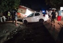 Vehículo pierde el control y se estrella contra kiosco en carretera a Xiloá Foto: Vehículo se estrella contra kiosco de comida en carretera a Xiloá afortunadamente sin víctimas mortales que lamentar /Cortesía