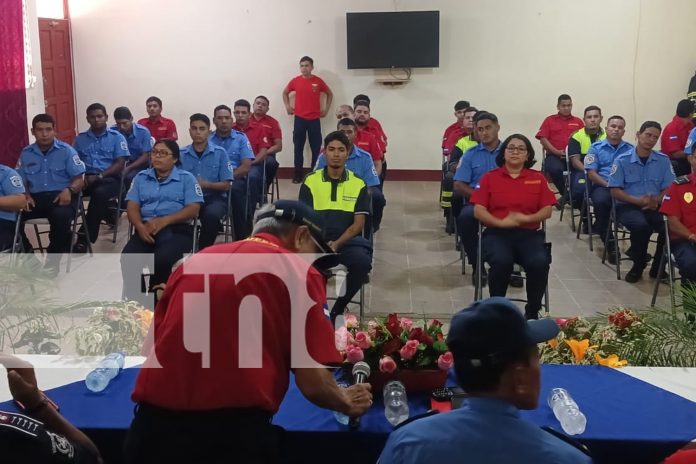 Foto: 30 bomberos iniciaron nuevo curso /TN8 Foto: 30 bomberos iniciaron nuevo curso /TN8