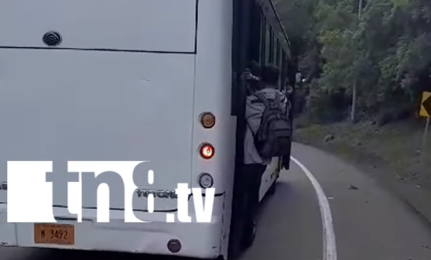 Foto: Pasajero desafiando el peligro en un bus durante la Cuesta El Plomo / TN8 Foto: Pasajero desafiando el peligro en un bus durante la Cuesta El Plomo / TN8