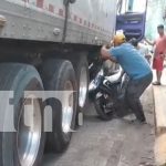 Turistas Extranjeros escaparon de la muerte tras accidente de tránsito en Ometepe Foto: Accidente en Ometepe: Dos turistas extranjeros casi mueren aplastados por un camión luego de que se los pasara llevando en Altagracia/TN8