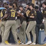 Fans de Dodgers lanzan pelotas, interrumpen victoria 10-2 de Padres padres, san diego, dodgers,